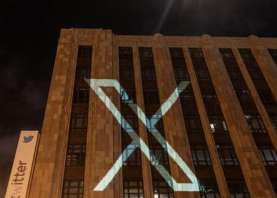 特朗普批评欧盟对X平台罚款：“欧洲必须非常小