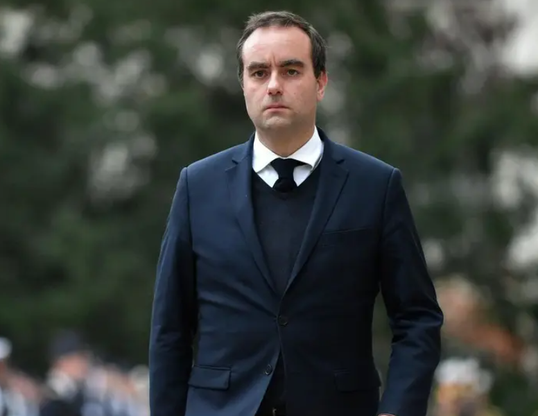 法国总理勒科尔尼呼吁通过对话达成预算妥协